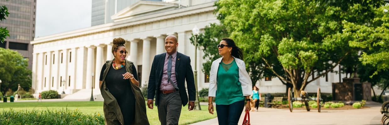 Man and women walking in front of Ohio Statehouse