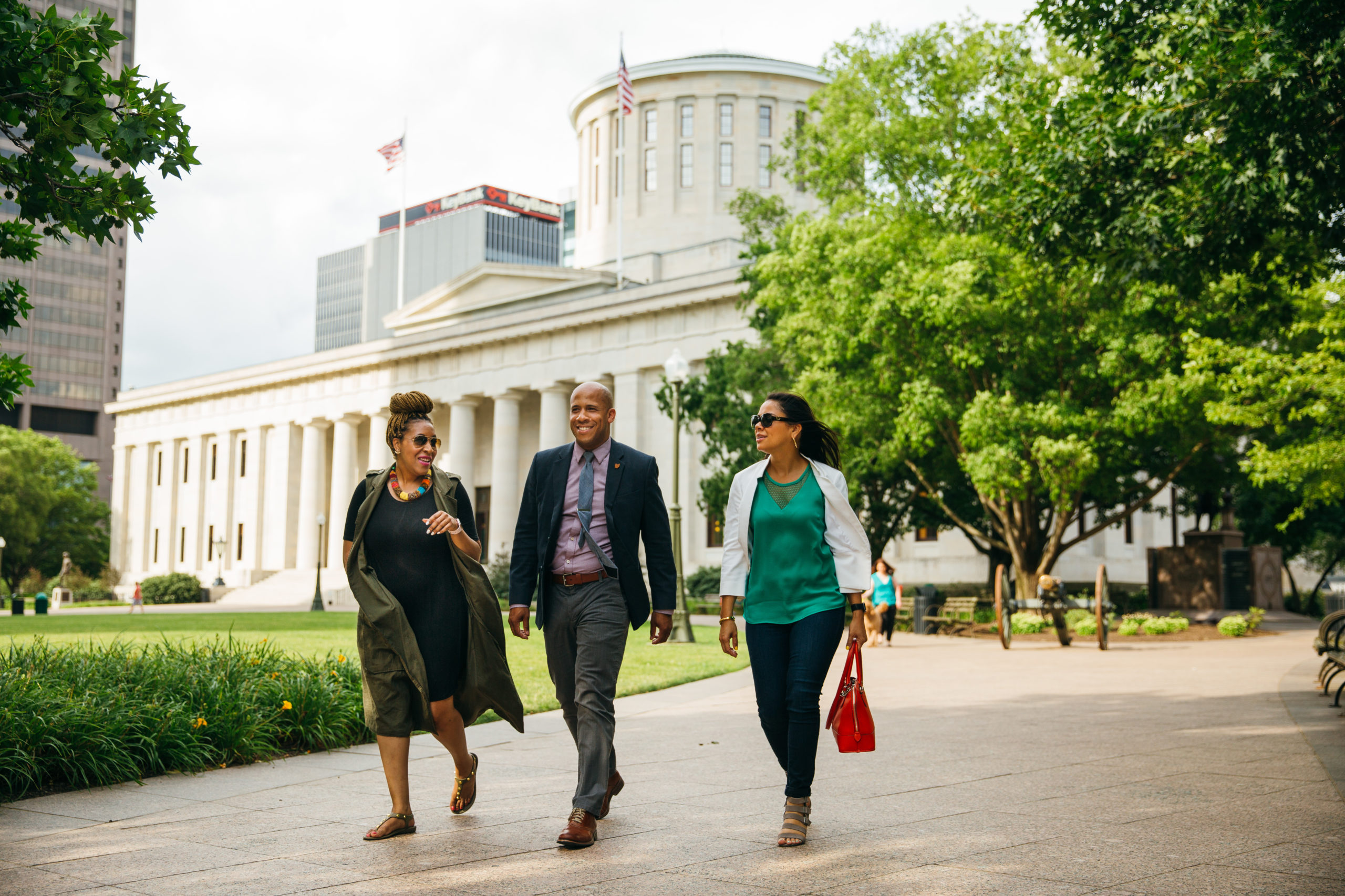 Man and women walking in front of Ohio Statehouse